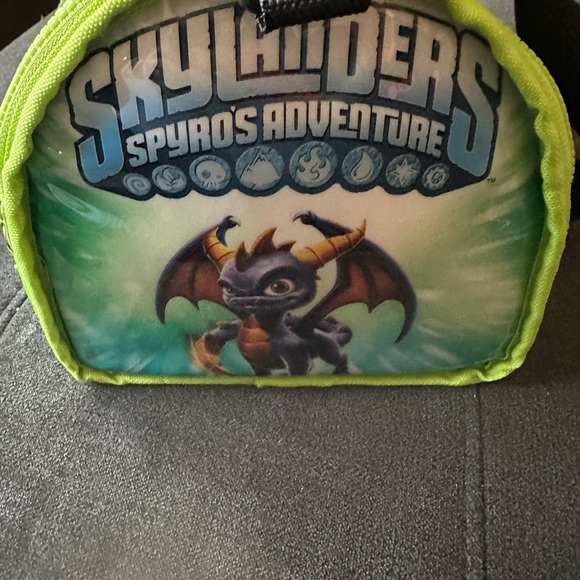 Skylanders Spyro Adventures carrying case and figurines - Picture 5 of 5